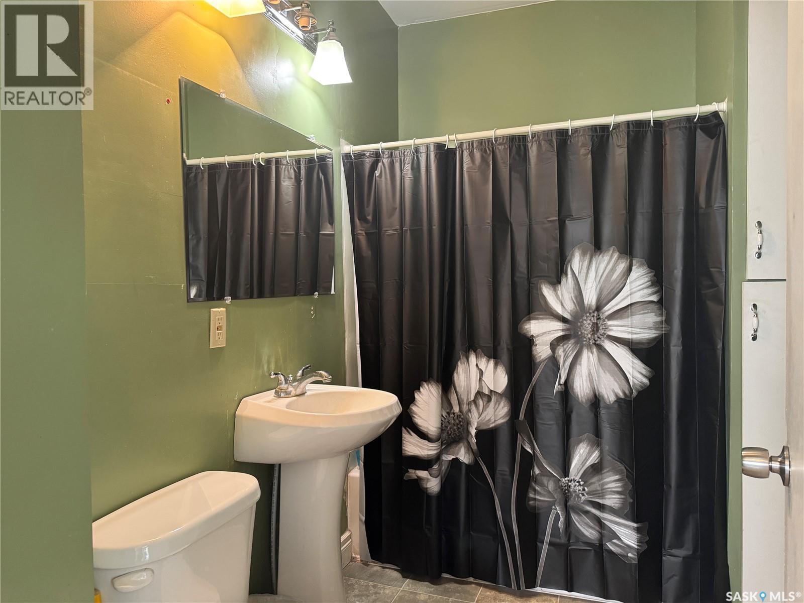 204 1St Street E, Wynyard, SK - Indoor Photo Showing Bathroom