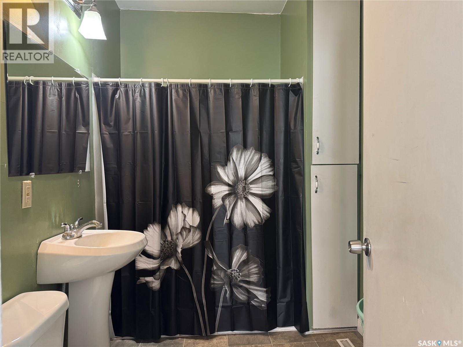 204 1St Street E, Wynyard, SK - Indoor Photo Showing Bathroom