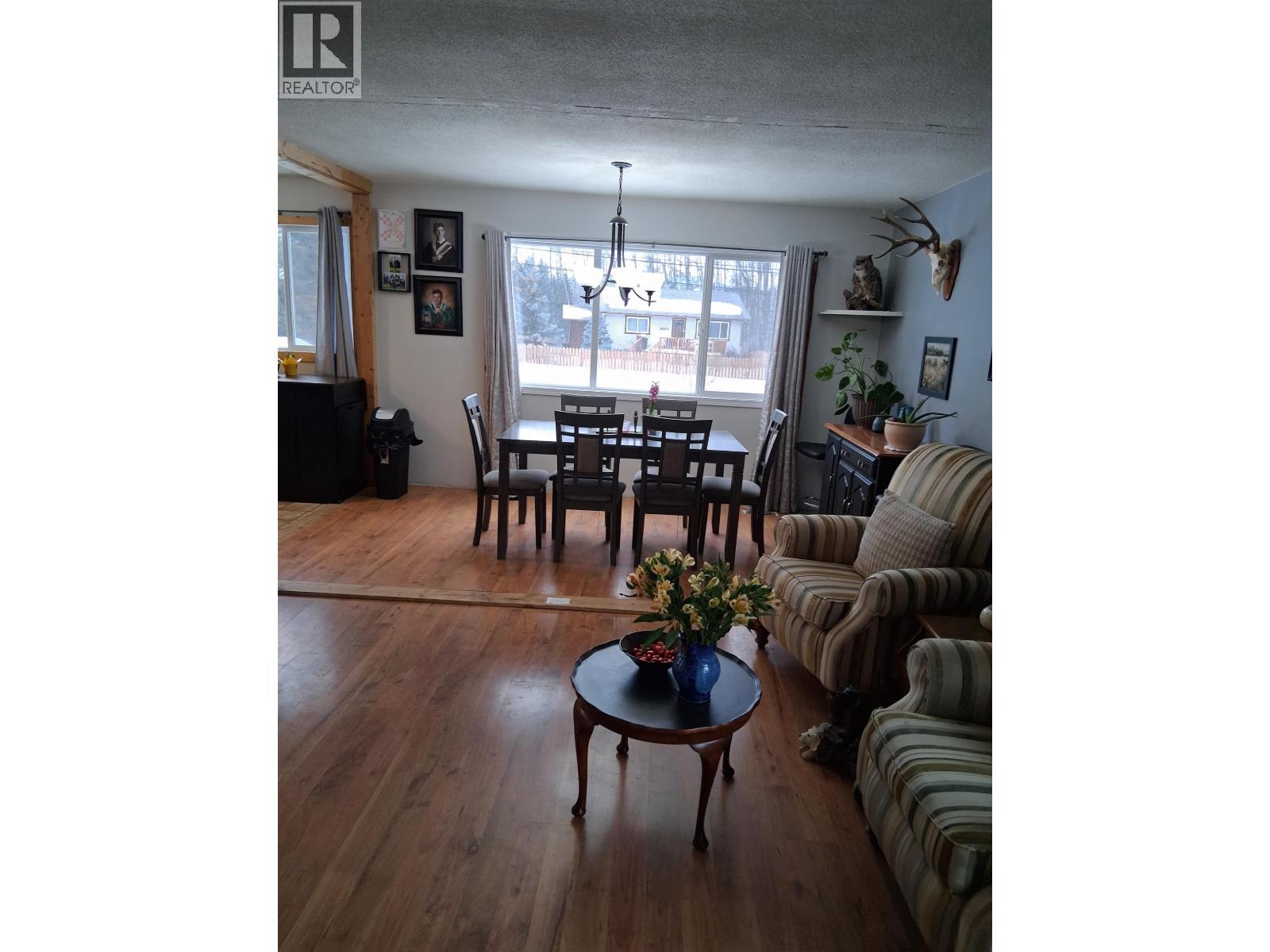 1441 Coalmine Road, Telkwa, BC - Indoor Photo Showing Living Room
