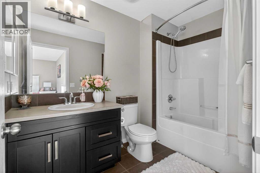 146 Marquis Common Se, Calgary, AB - Indoor Photo Showing Bathroom