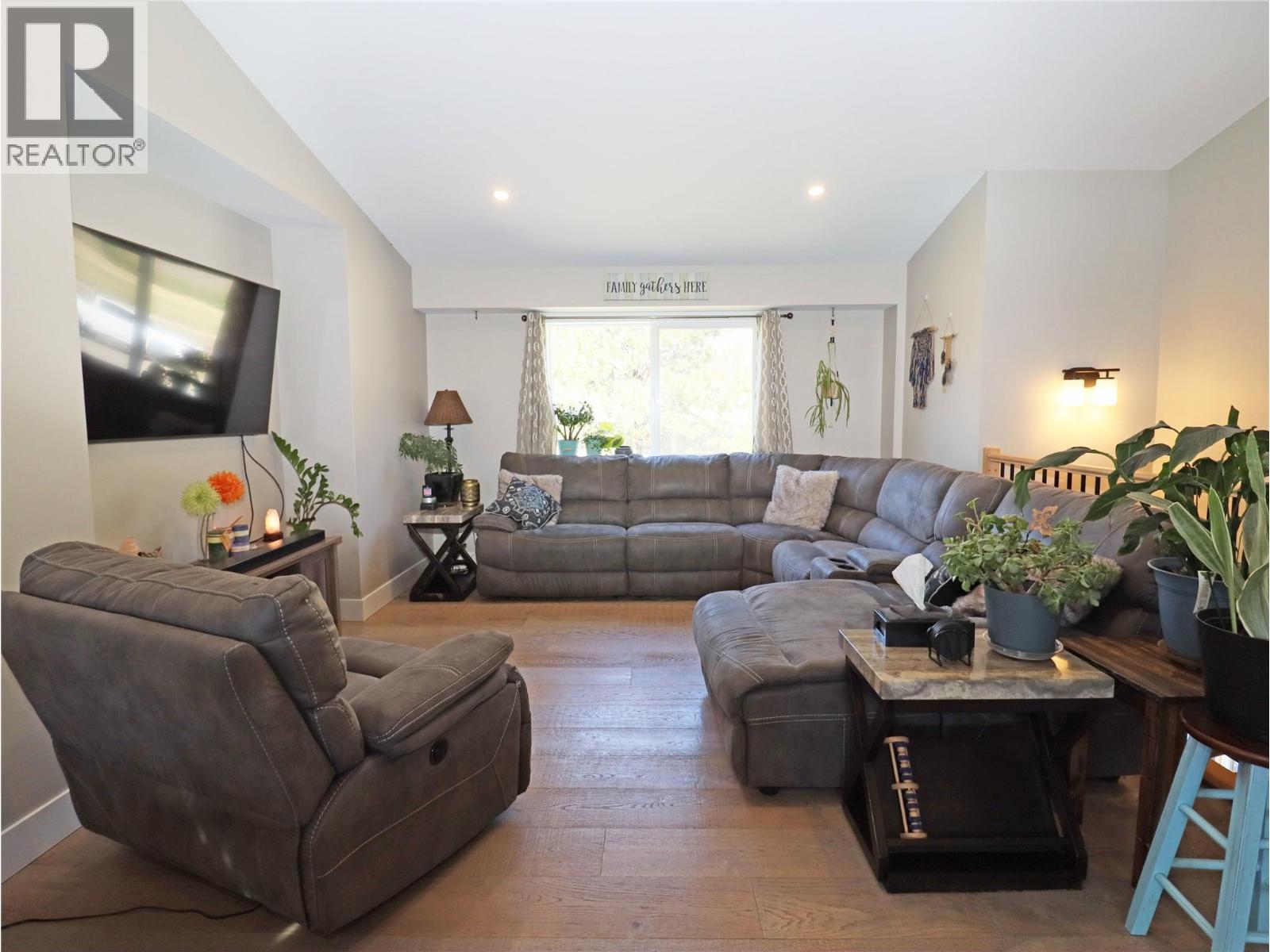 3600 Hall Frontage Road, Grand Forks, BC - Indoor Photo Showing Living Room