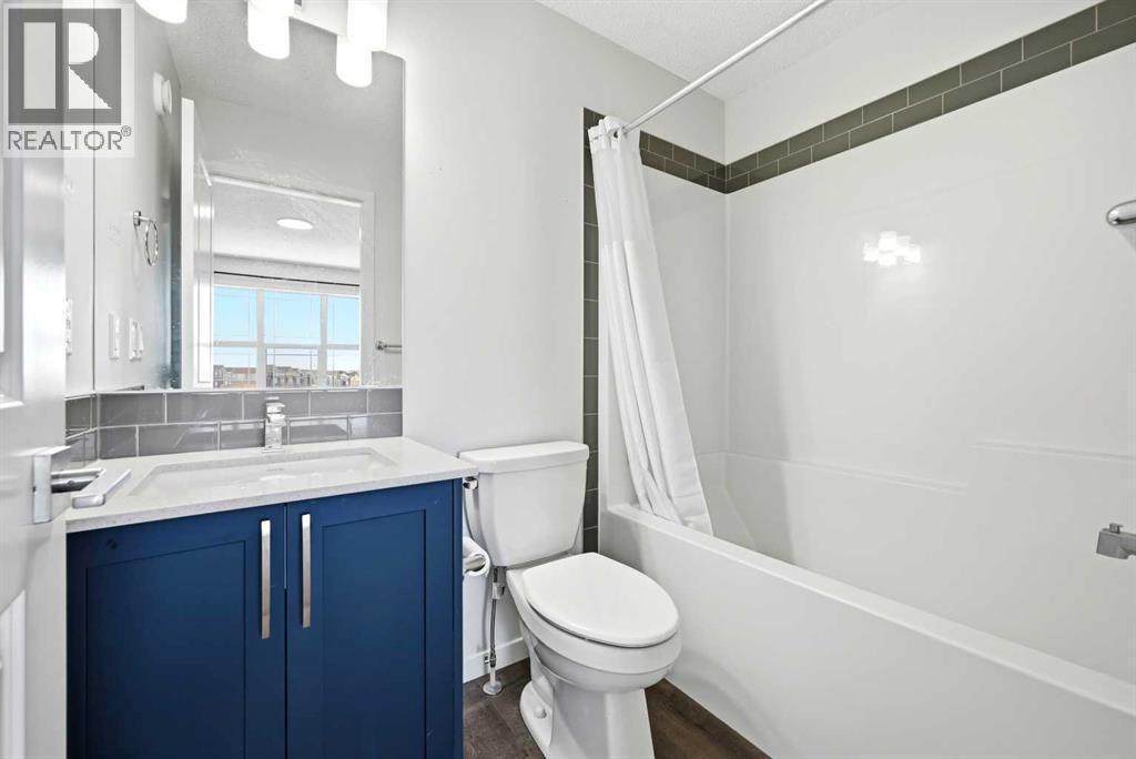 185 Edith Green Nw, Calgary, AB - Indoor Photo Showing Bathroom
