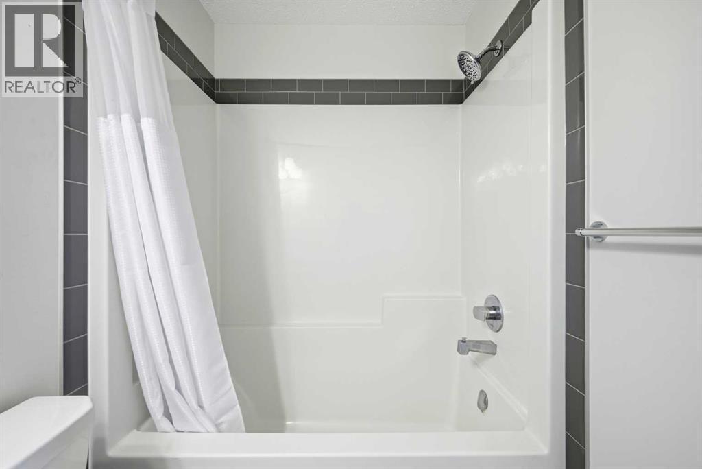 185 Edith Green Nw, Calgary, AB - Indoor Photo Showing Bathroom