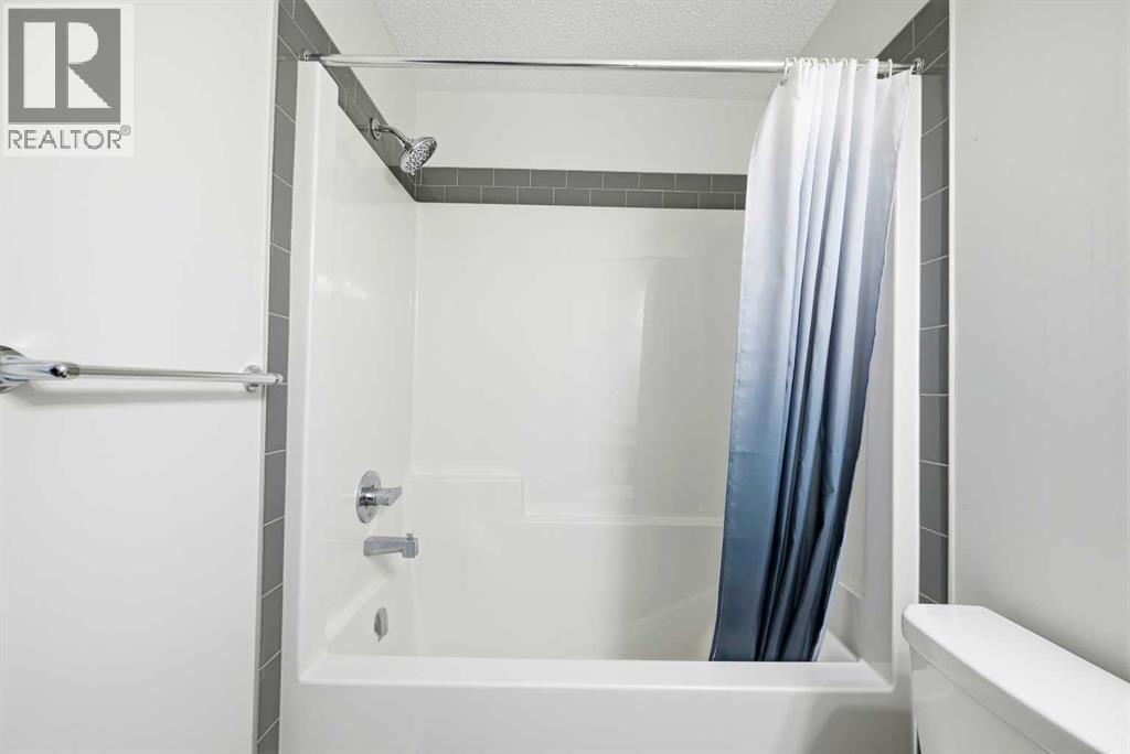 185 Edith Green Nw, Calgary, AB - Indoor Photo Showing Bathroom