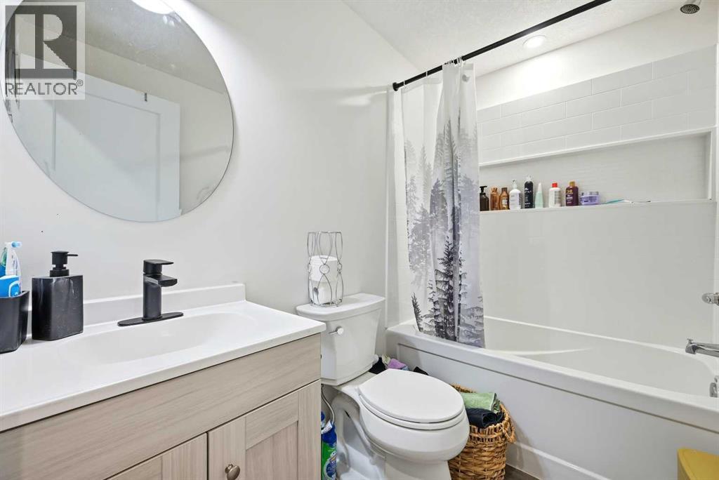 185 Edith Green Nw, Calgary, AB - Indoor Photo Showing Bathroom