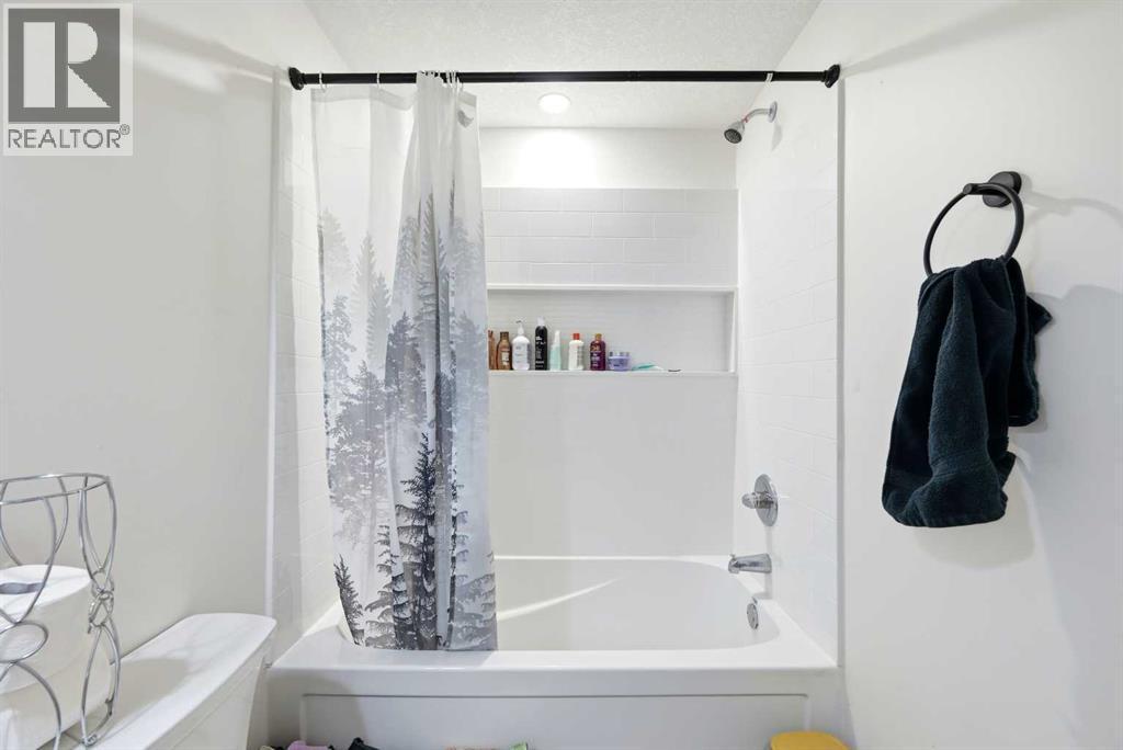 185 Edith Green Nw, Calgary, AB - Indoor Photo Showing Bathroom