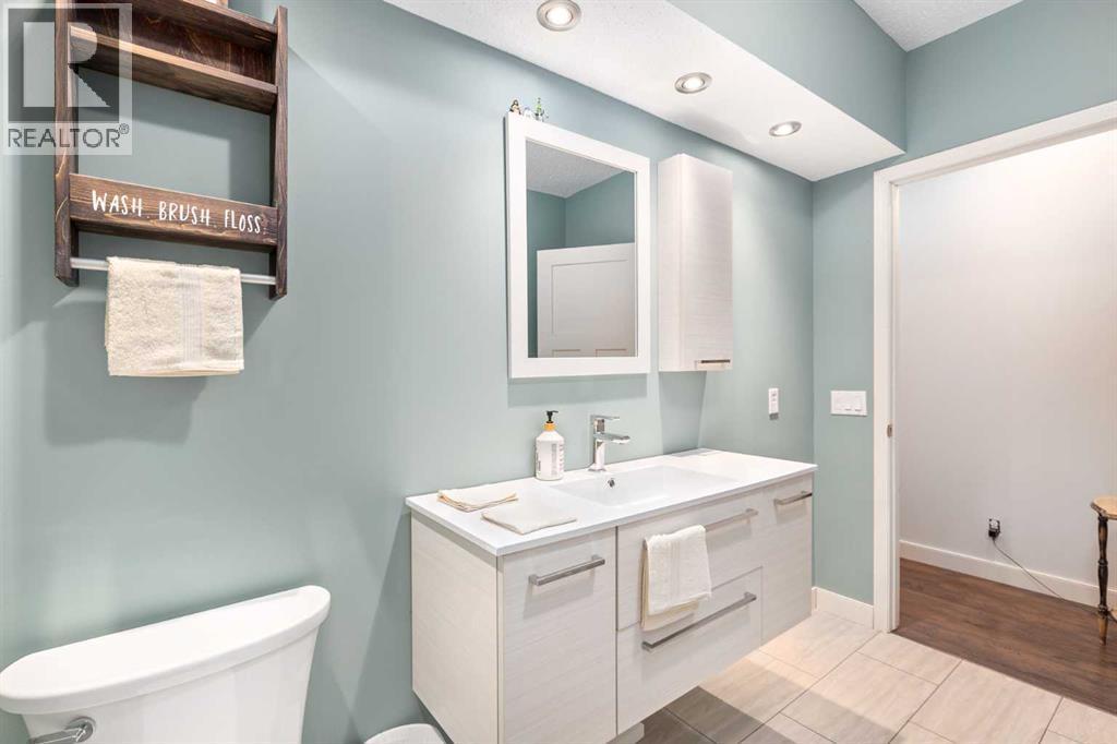 112 Sunset View, Cochrane, AB - Indoor Photo Showing Bathroom