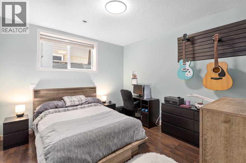 112 Sunset View, Cochrane, AB - Indoor Photo Showing Bedroom