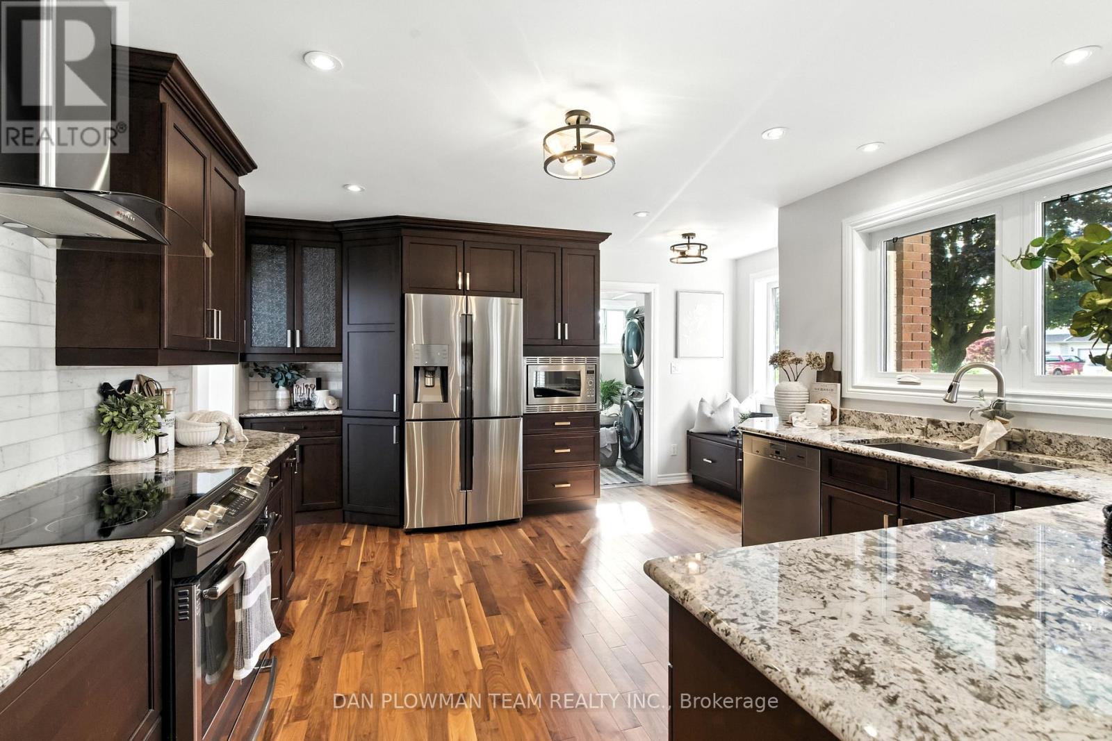 83 Sherwood Road E, Ajax, ON - Indoor Photo Showing Kitchen With Upgraded Kitchen