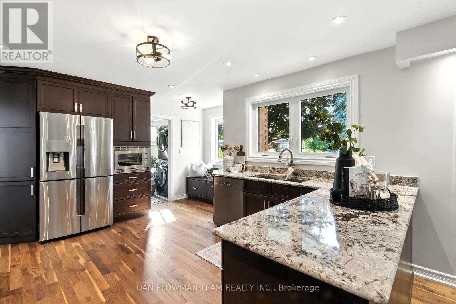 83 Sherwood Road E, Ajax, ON - Indoor Photo Showing Kitchen With Upgraded Kitchen