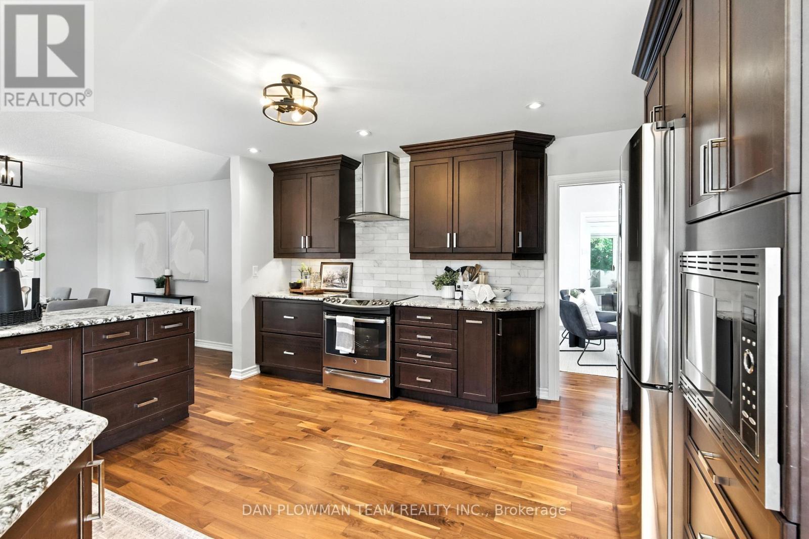 83 Sherwood Road E, Ajax, ON - Indoor Photo Showing Kitchen With Upgraded Kitchen
