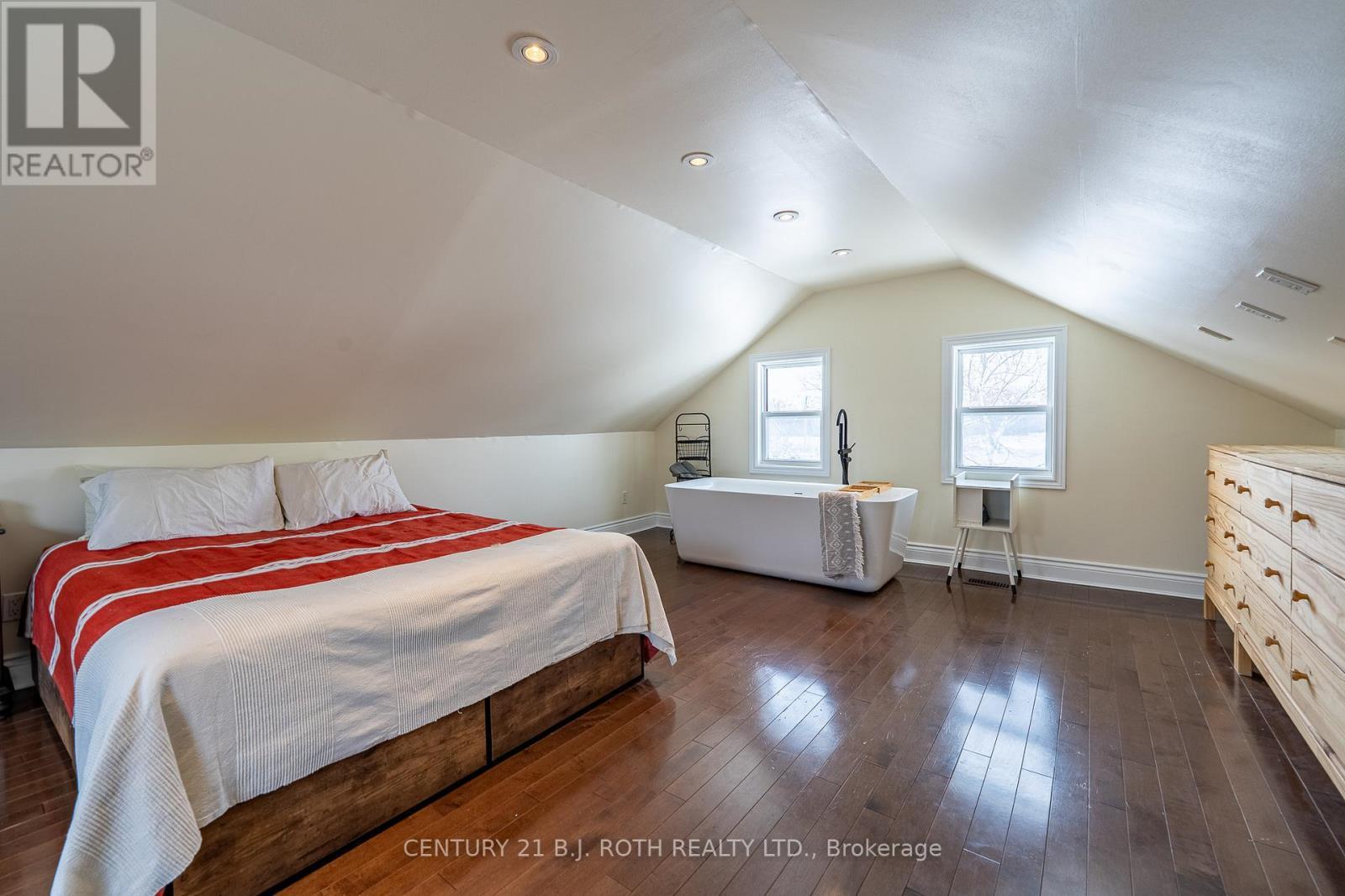 2708 Concession 9 Road W, Ramara, ON - Indoor Photo Showing Bedroom