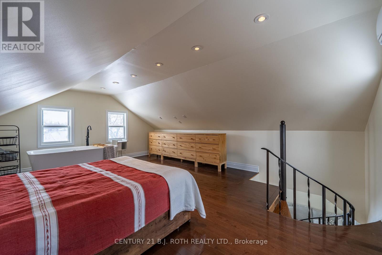 2708 Concession 9 Road W, Ramara, ON - Indoor Photo Showing Bedroom