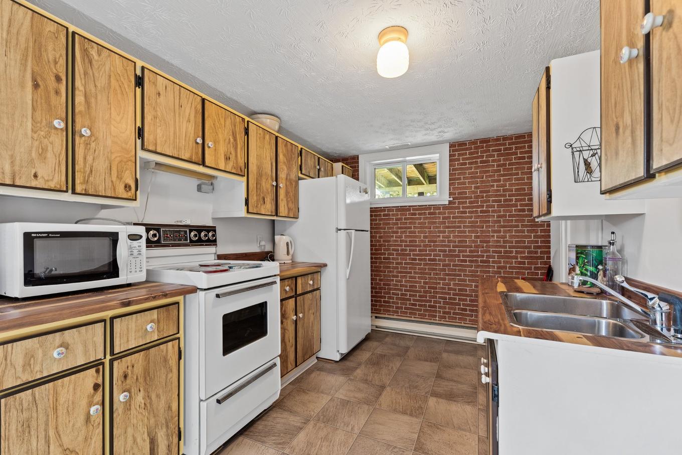 Kitchen - 160 Rue Larocque, Saint-Jean-Sur-Richelieu, QC - Indoor Photo Showing Kitchen With Double Sink