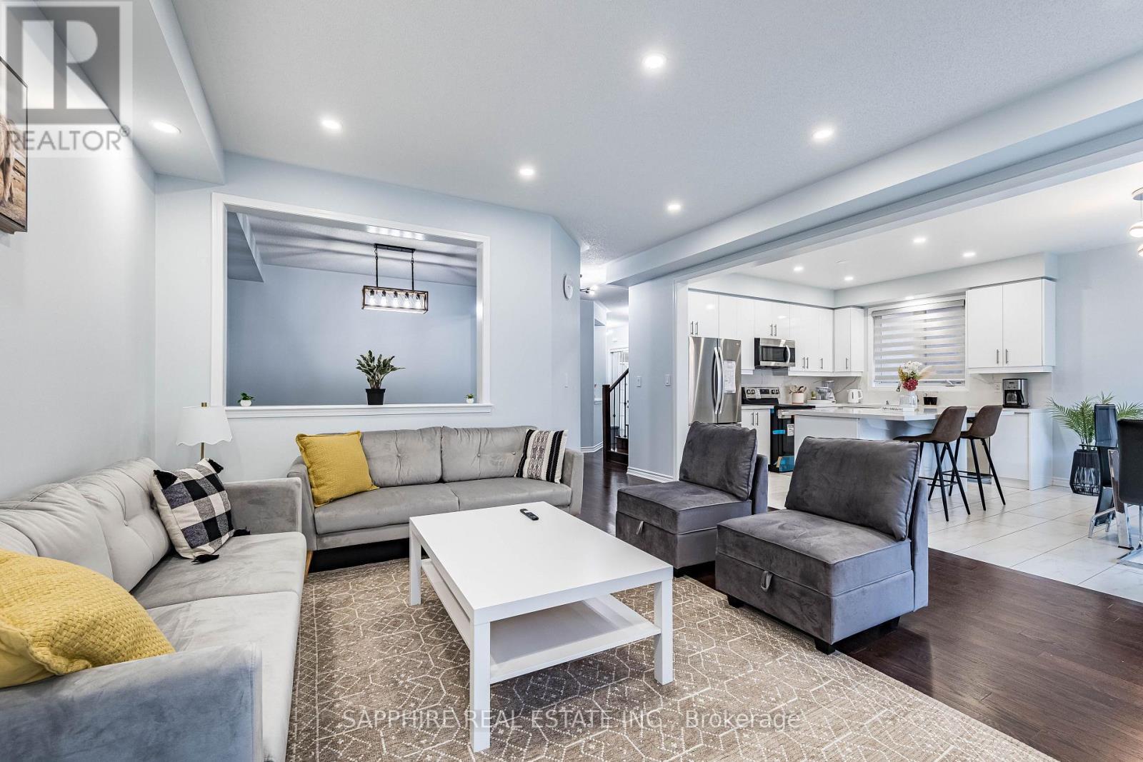 325 Trudeau Drive E, Milton, ON - Indoor Photo Showing Living Room