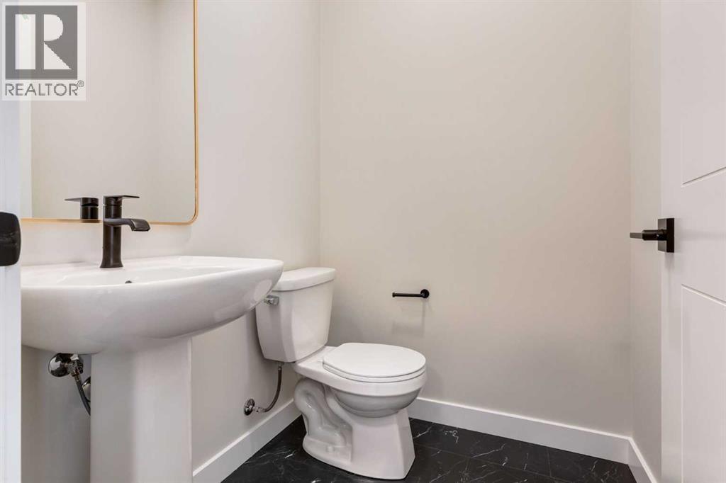 466 River Avenue, Cochrane, AB - Indoor Photo Showing Bathroom