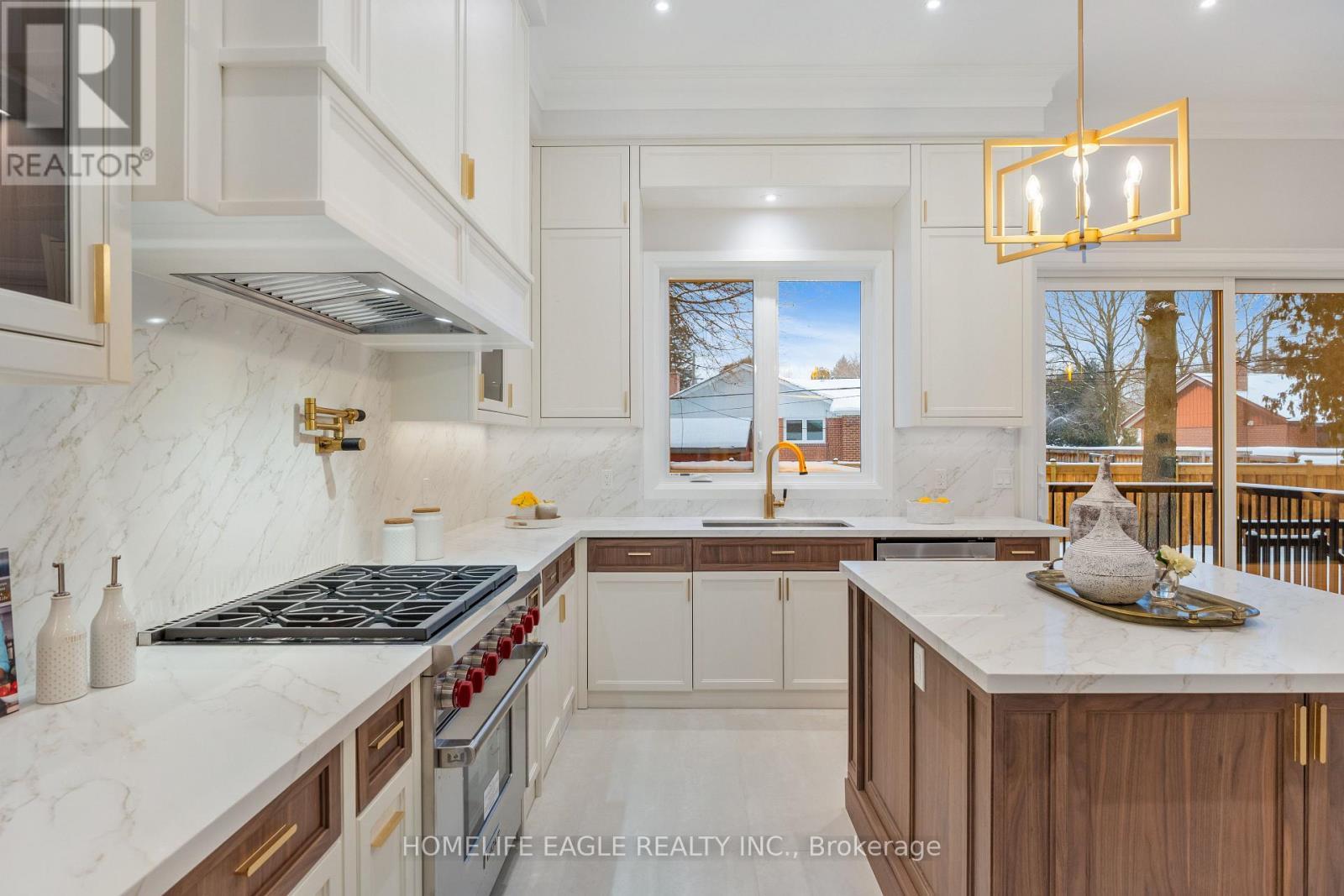 57 Glass Drive, Aurora, ON - Indoor Photo Showing Kitchen With Upgraded Kitchen