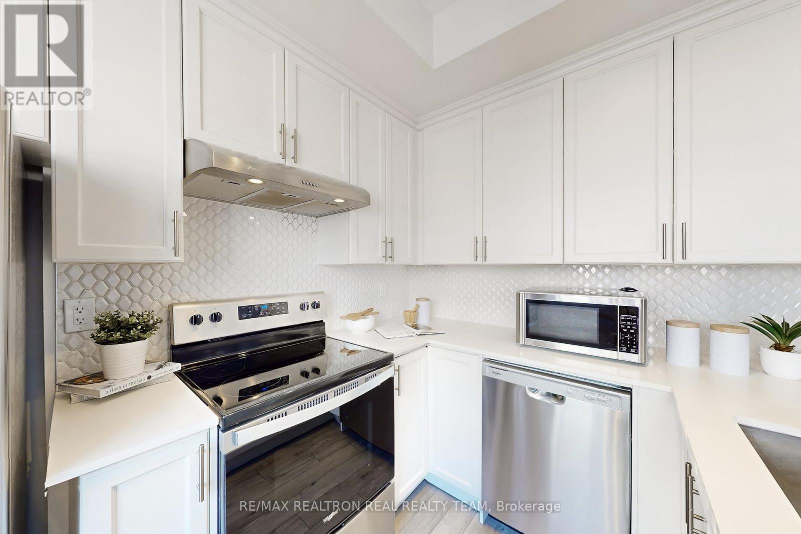 338 - 349 Wheat Boom Drive, Oakville, ON - Indoor Photo Showing Kitchen With Stainless Steel Kitchen