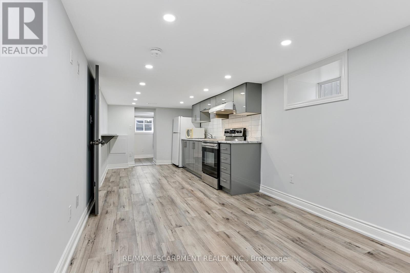 54 Craigmiller Avenue, Hamilton, ON - Indoor Photo Showing Kitchen