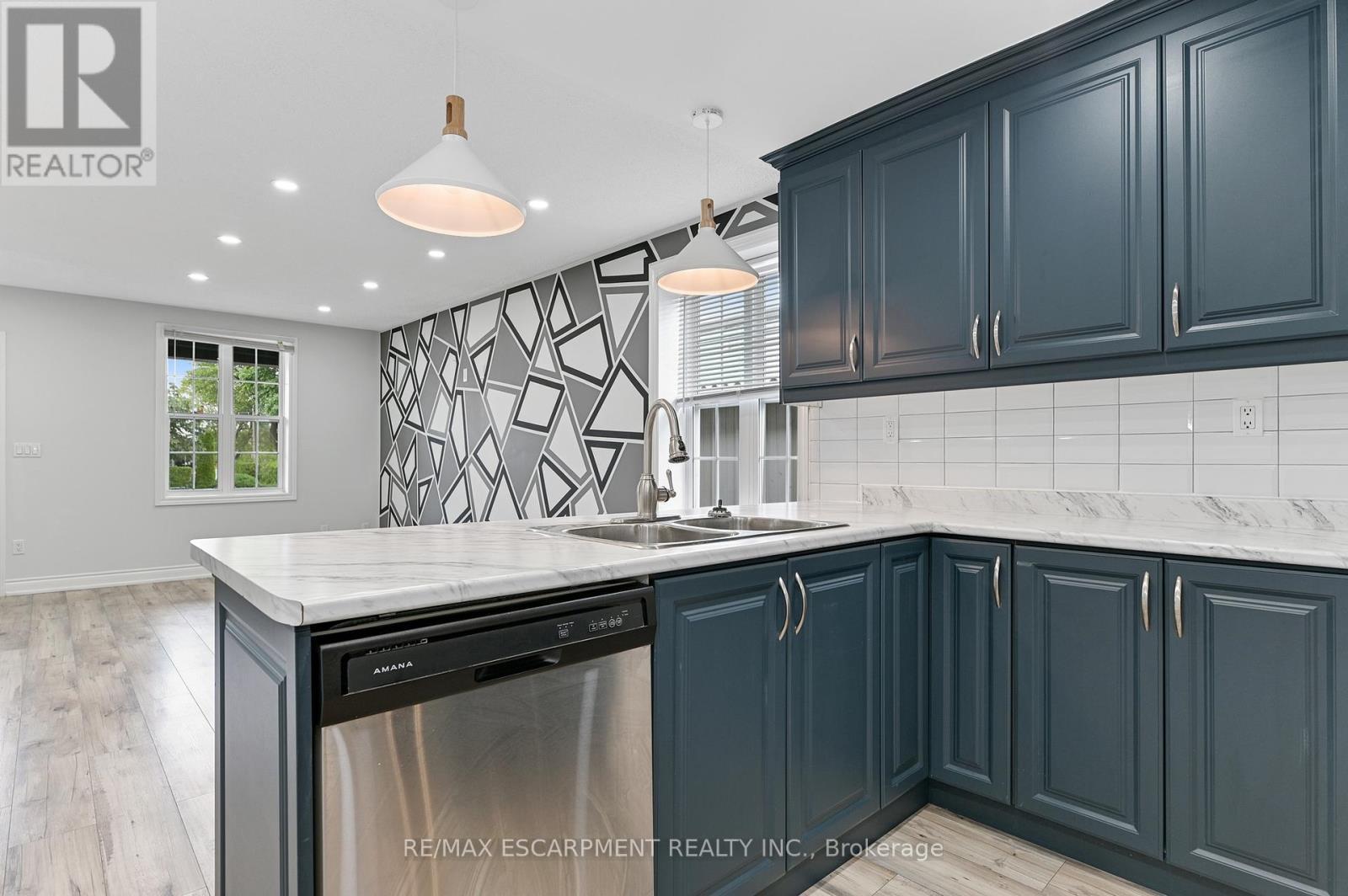 54 Craigmiller Avenue, Hamilton, ON - Indoor Photo Showing Kitchen With Double Sink