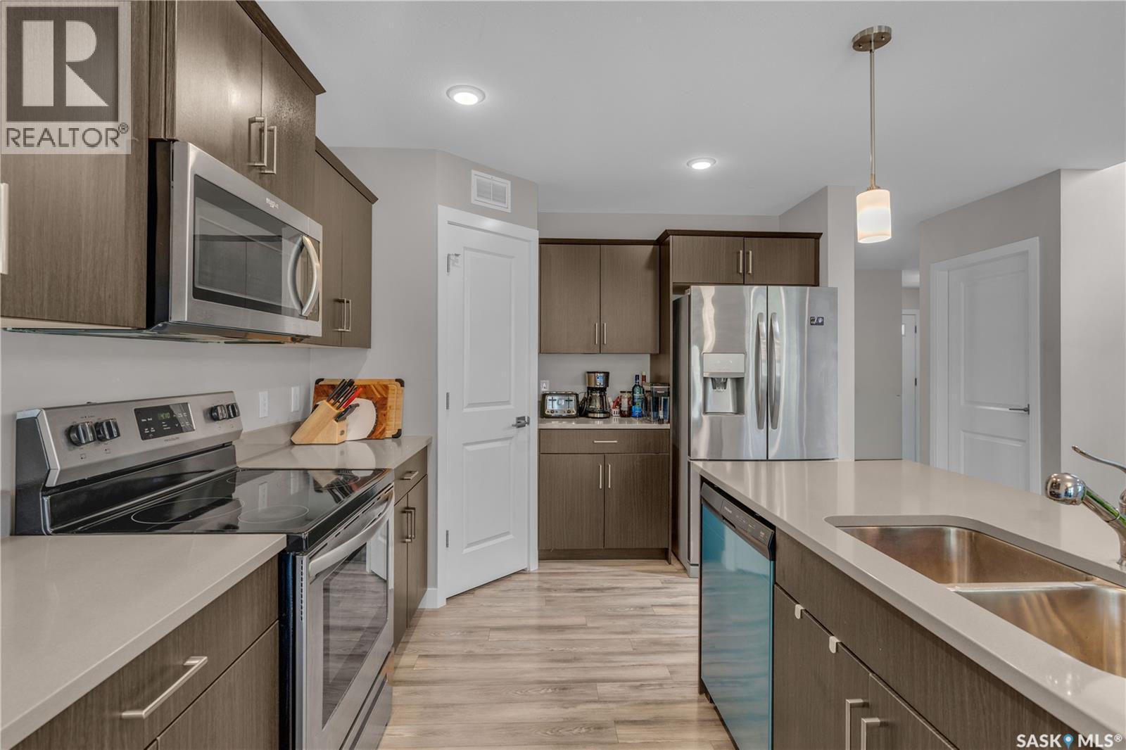 131 315 Dickson Crescent, Saskatoon, SK - Indoor Photo Showing Kitchen With Double Sink