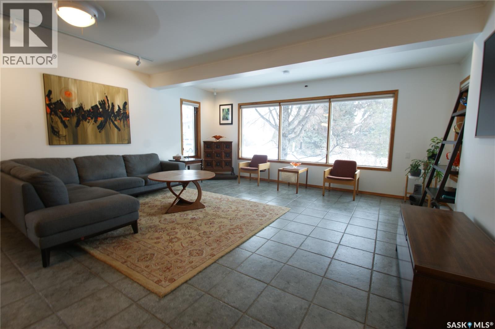 47 Lindsay Drive, Saskatoon, SK - Indoor Photo Showing Living Room