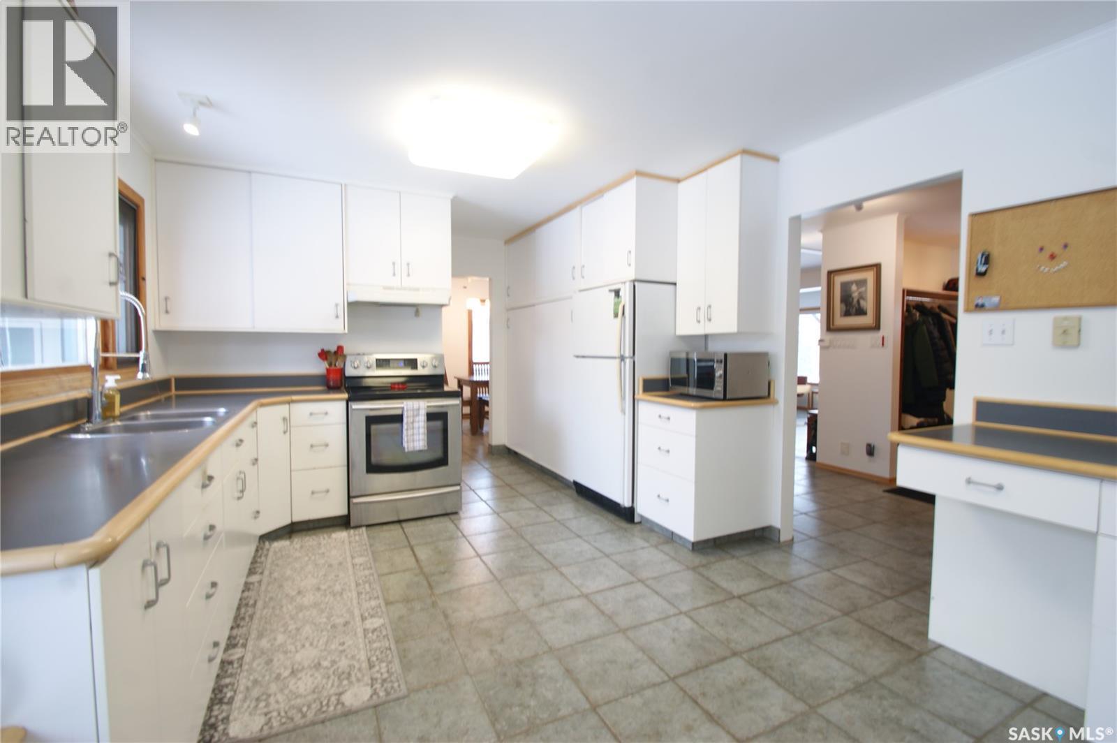 47 Lindsay Drive, Saskatoon, SK - Indoor Photo Showing Kitchen With Double Sink
