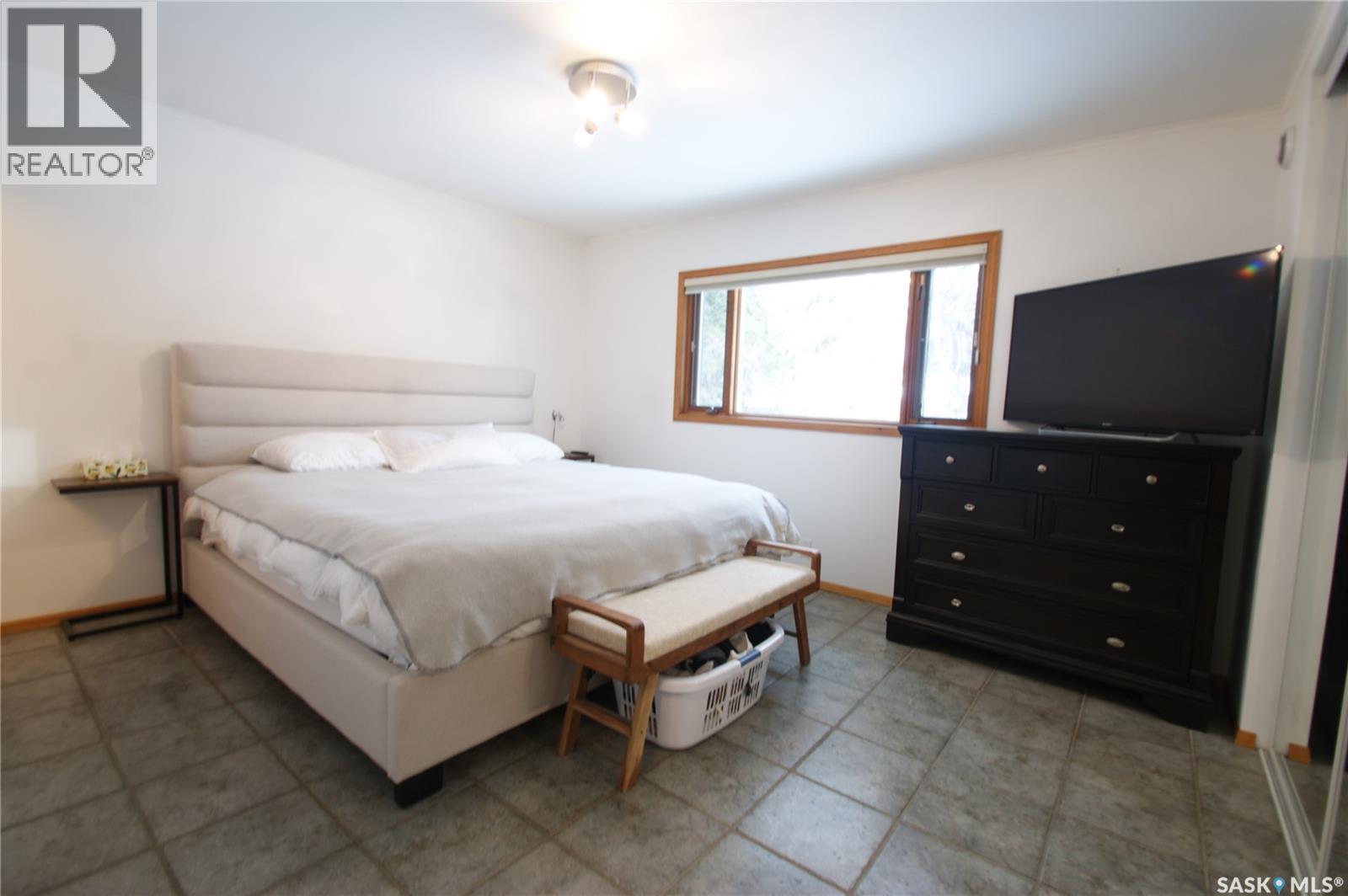 47 Lindsay Drive, Saskatoon, SK - Indoor Photo Showing Bedroom