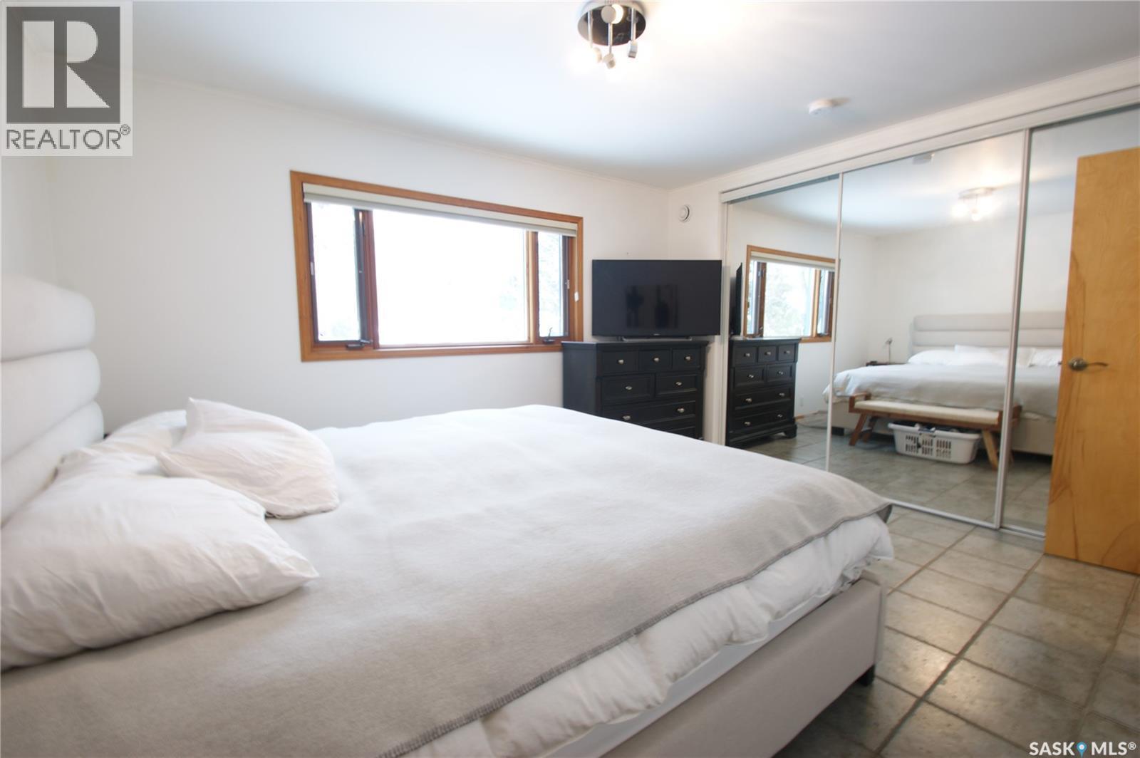 47 Lindsay Drive, Saskatoon, SK - Indoor Photo Showing Bedroom