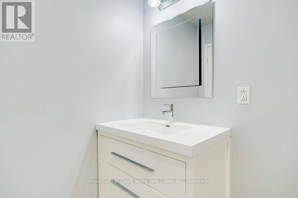 Bathroom Rear - 3Pc - 376 Hansen Road N, Brampton (Madoc), ON - Indoor Photo Showing Bathroom