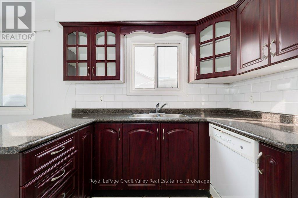 Kitchen - 376 Hansen Road N, Brampton (Madoc), ON - Indoor Photo Showing Kitchen With Double Sink