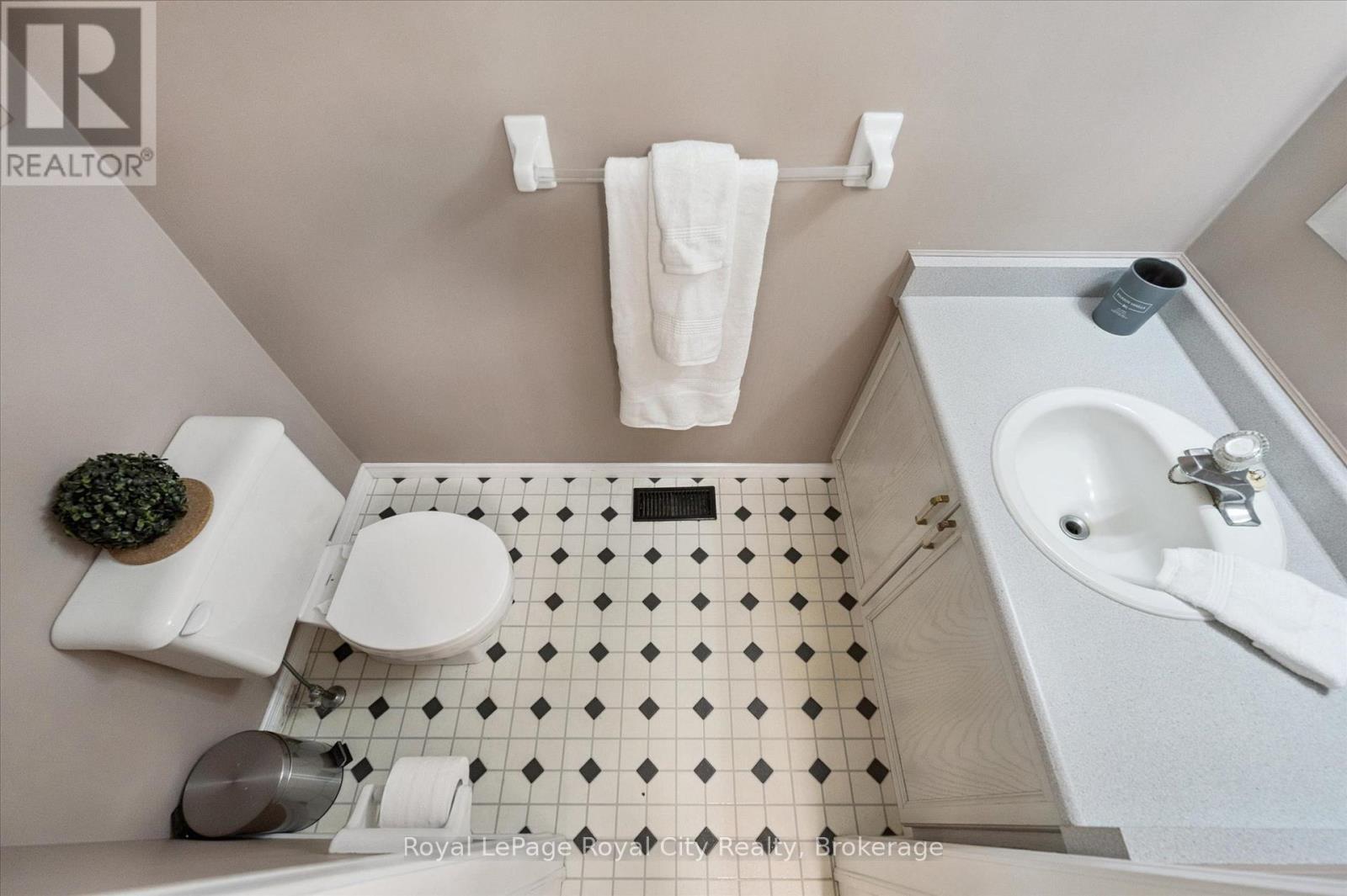 487 Flannery Drive, Centre Wellington (Fergus), ON - Indoor Photo Showing Bathroom