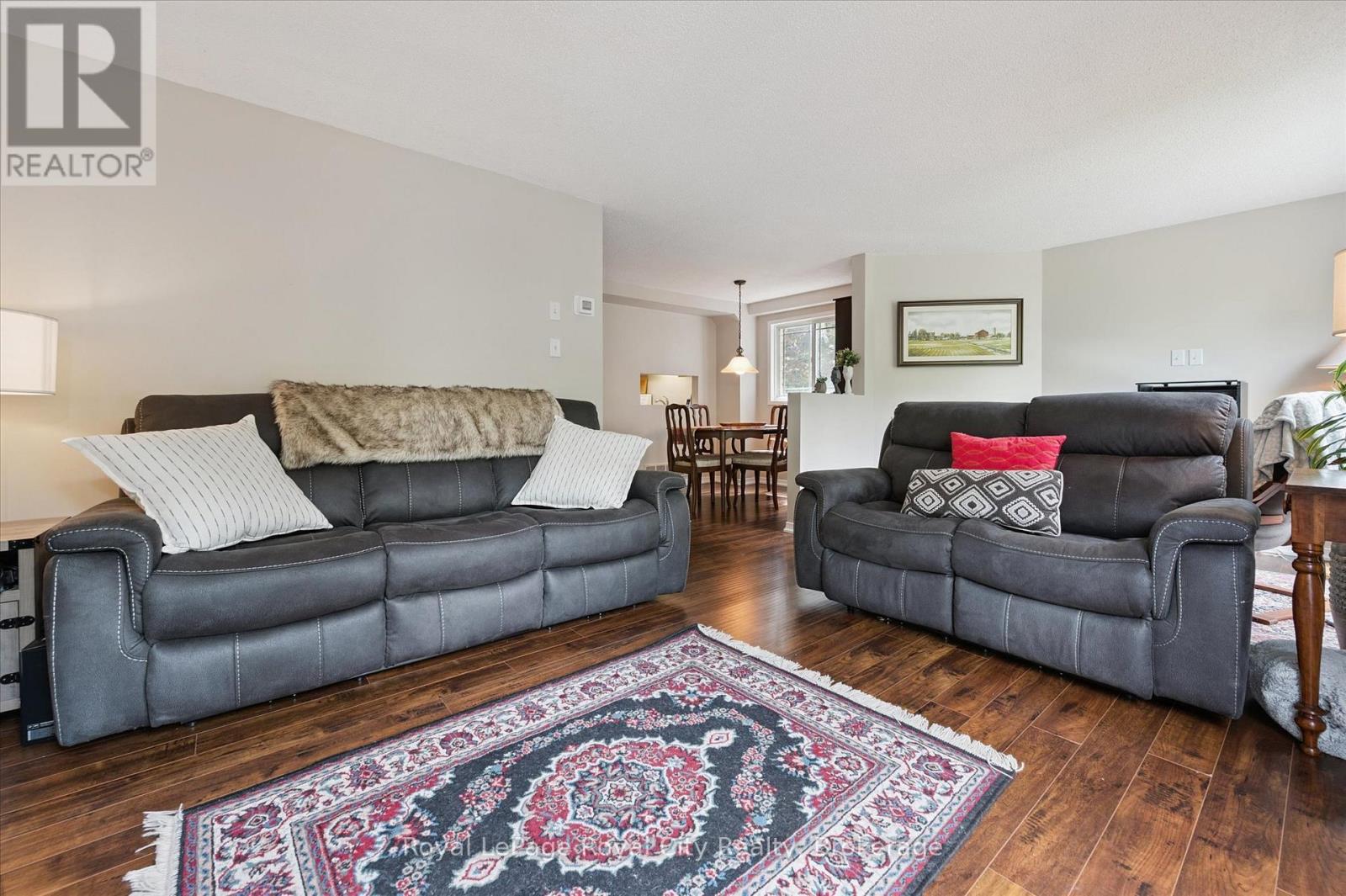 487 Flannery Drive, Centre Wellington (Fergus), ON - Indoor Photo Showing Living Room