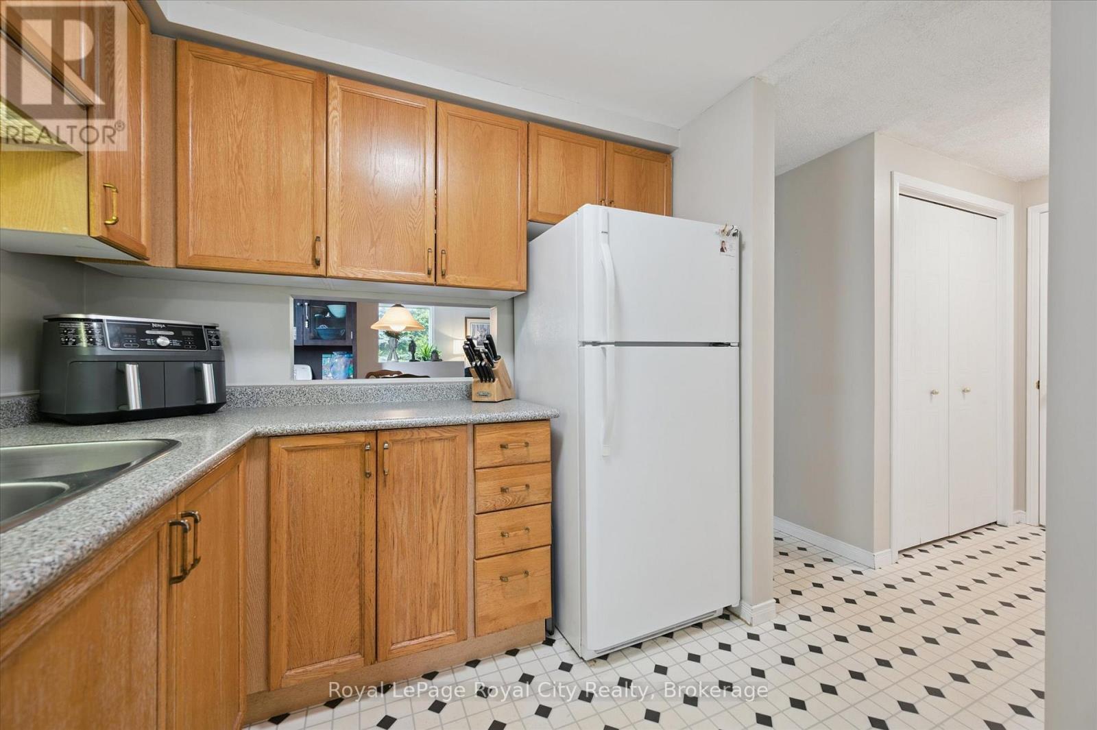 487 Flannery Drive, Centre Wellington (Fergus), ON - Indoor Photo Showing Kitchen
