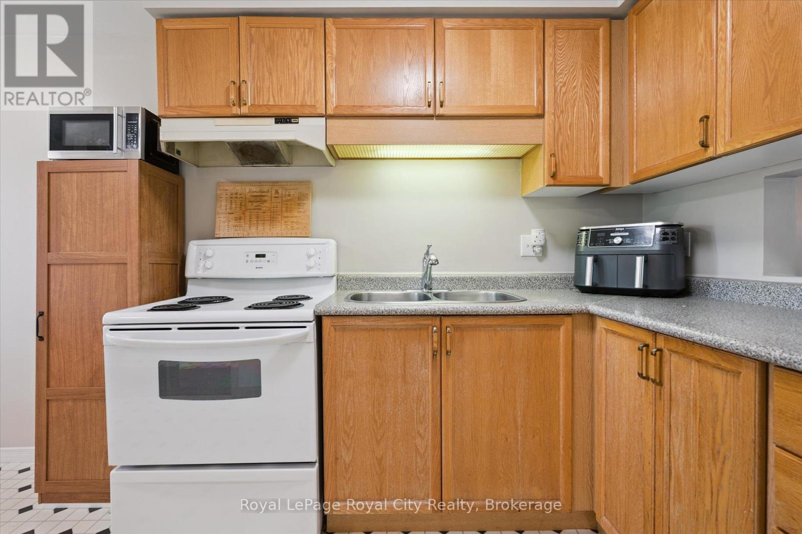 487 Flannery Drive, Centre Wellington (Fergus), ON - Indoor Photo Showing Kitchen With Double Sink