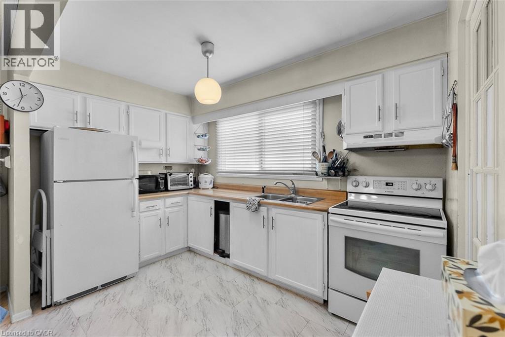 7001 Casey Street Unit# 29, Niagara Falls, ON - Indoor Photo Showing Kitchen With Double Sink