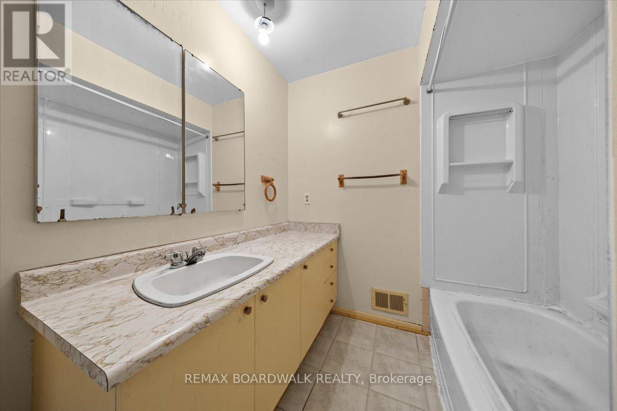 825 De Salaberry Street, Ottawa, ON - Indoor Photo Showing Bathroom