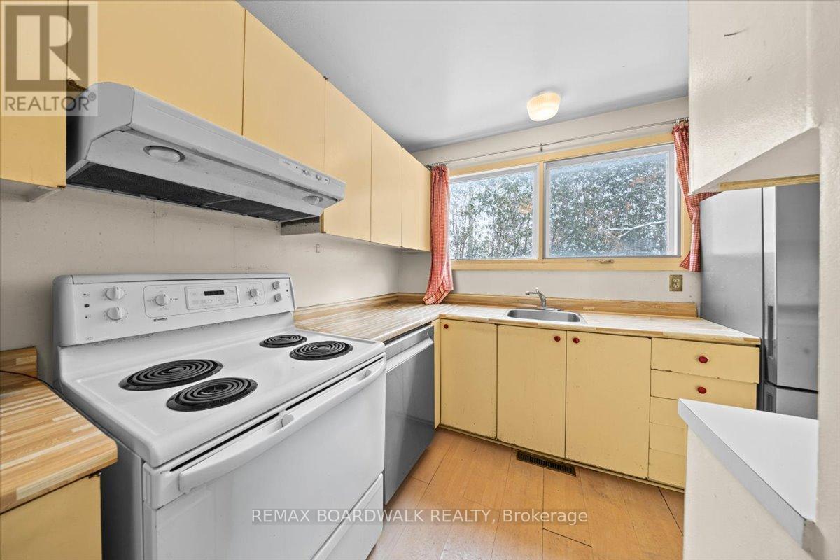 825 De Salaberry Street, Ottawa, ON - Indoor Photo Showing Kitchen