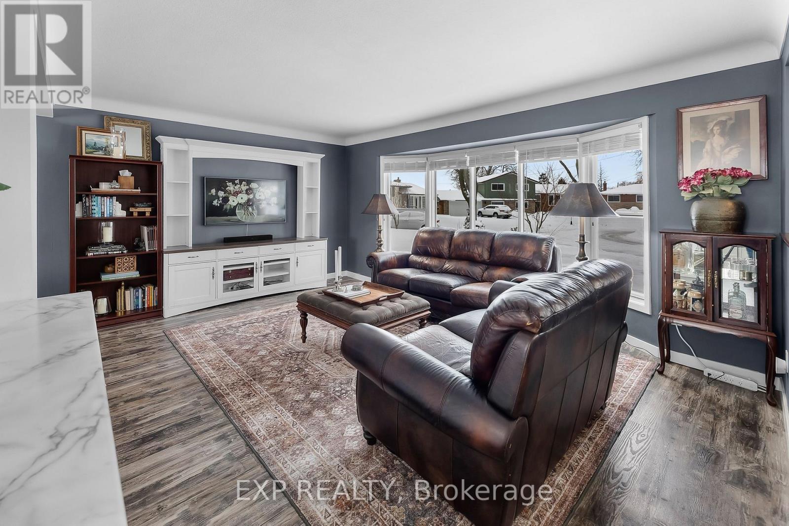 Bay Window in Living Room - 6970 Concord Crescent, Niagara Falls (Arad/Fallsview), ON - Indoor Photo Showing Living Room