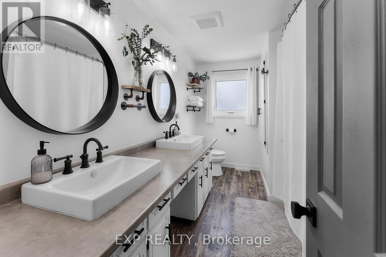 Fully Updated 5pc Bathroom - 6970 Concord Crescent, Niagara Falls (Arad/Fallsview), ON - Indoor Photo Showing Bathroom