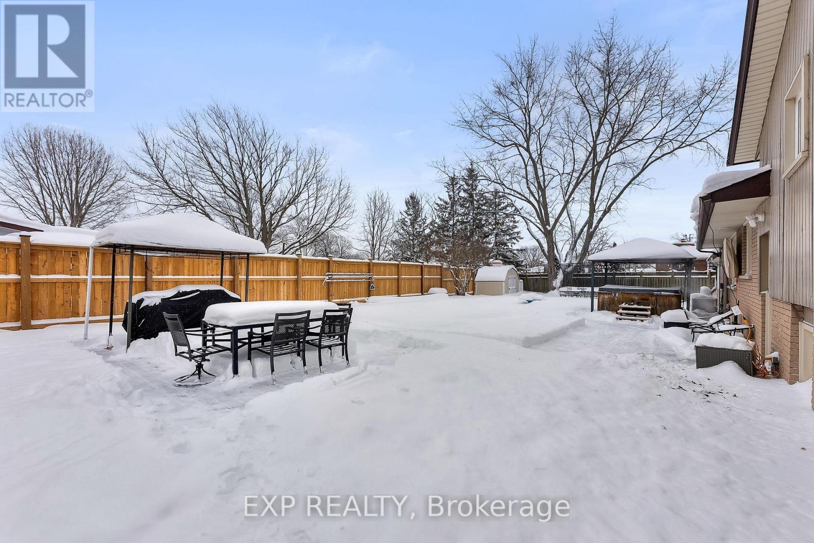 Deck with Outdoor Dining Area - 6970 Concord Crescent, Niagara Falls (Arad/Fallsview), ON - Outdoor