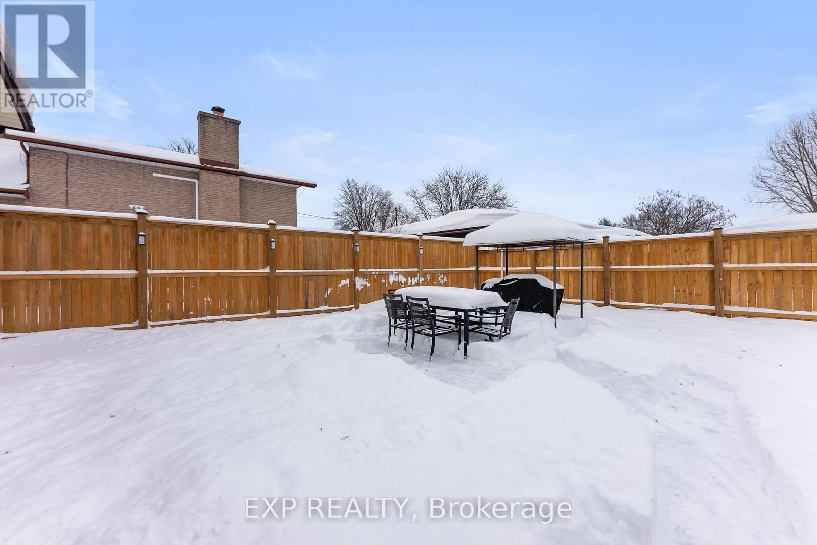 Deck with Outdoor Dining Area - 6970 Concord Crescent, Niagara Falls (Arad/Fallsview), ON - Outdoor