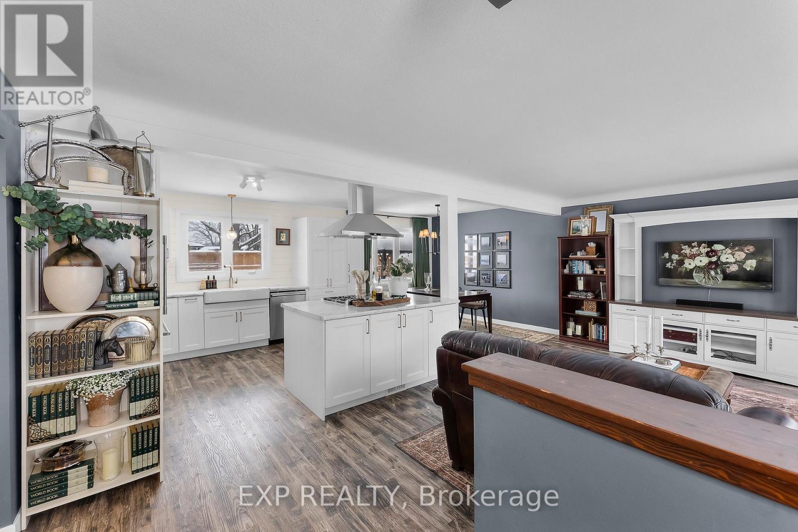 Fully Renovated Main Level - 6970 Concord Crescent, Niagara Falls (Arad/Fallsview), ON - Indoor Photo Showing Living Room