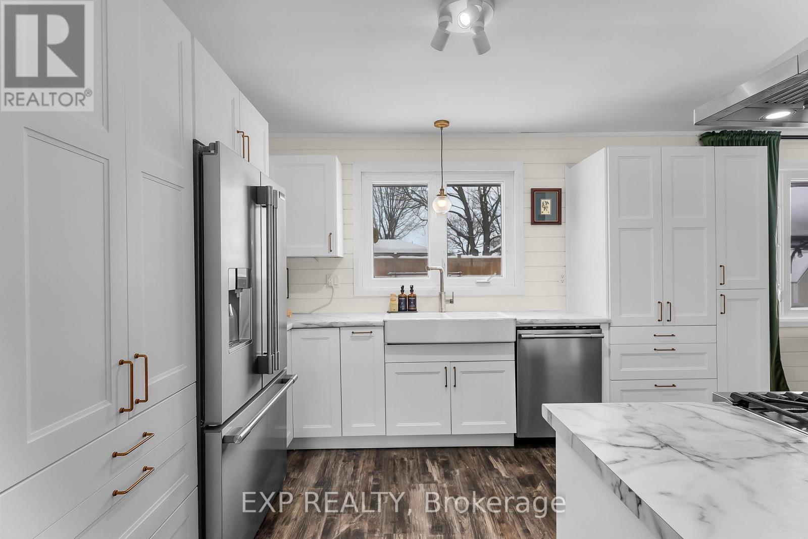 Overlooking the Backyard - 6970 Concord Crescent, Niagara Falls (Arad/Fallsview), ON - Indoor Photo Showing Kitchen