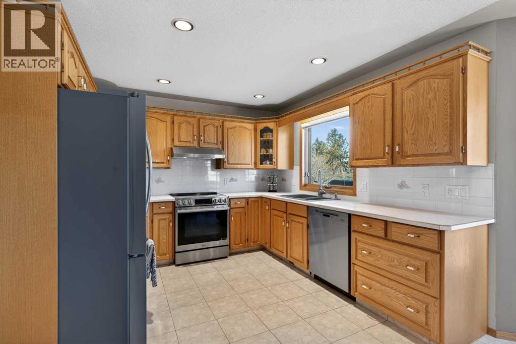 116 Hampshire Grove Nw, Calgary, AB - Indoor Photo Showing Kitchen With Double Sink