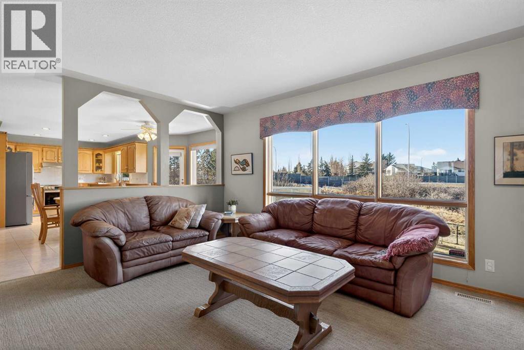 116 Hampshire Grove Nw, Calgary, AB - Indoor Photo Showing Living Room