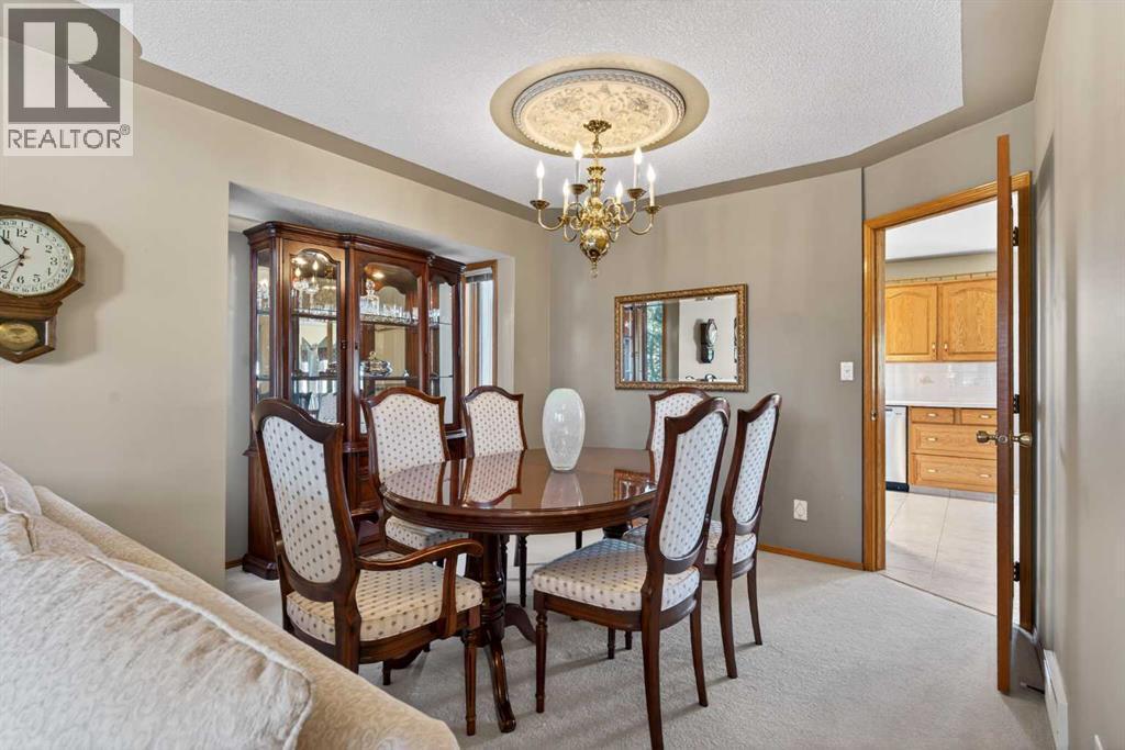 116 Hampshire Grove Nw, Calgary, AB - Indoor Photo Showing Dining Room
