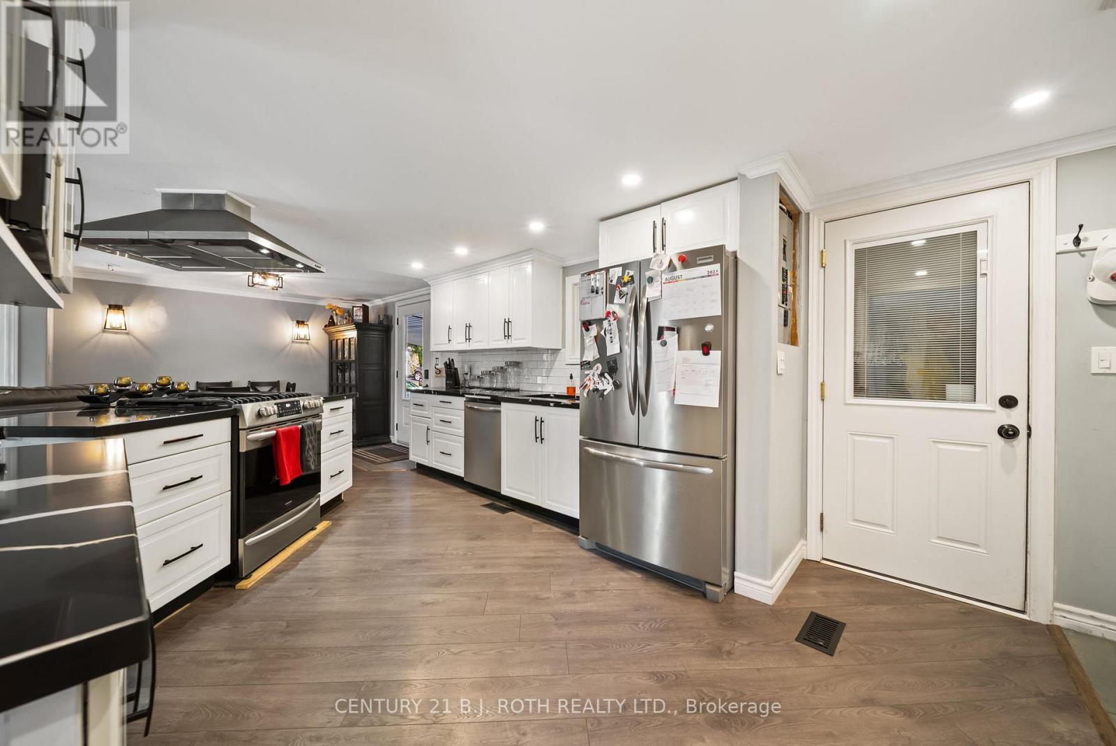1 Maple Crescent, Oro-Medonte, ON - Indoor Photo Showing Kitchen