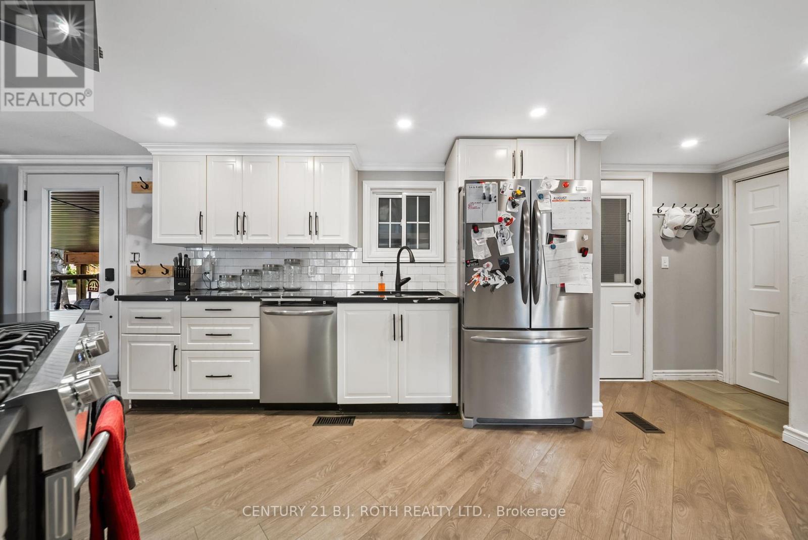 1 Maple Crescent, Oro-Medonte, ON - Indoor Photo Showing Kitchen With Upgraded Kitchen