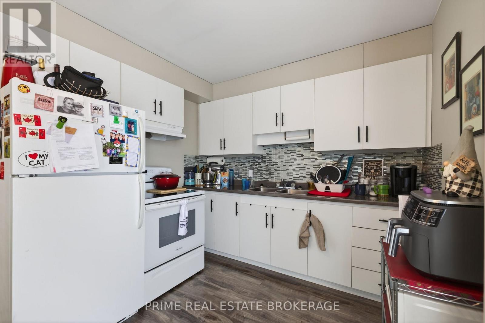 68 Forest Street, Aylmer, ON - Indoor Photo Showing Kitchen With Double Sink